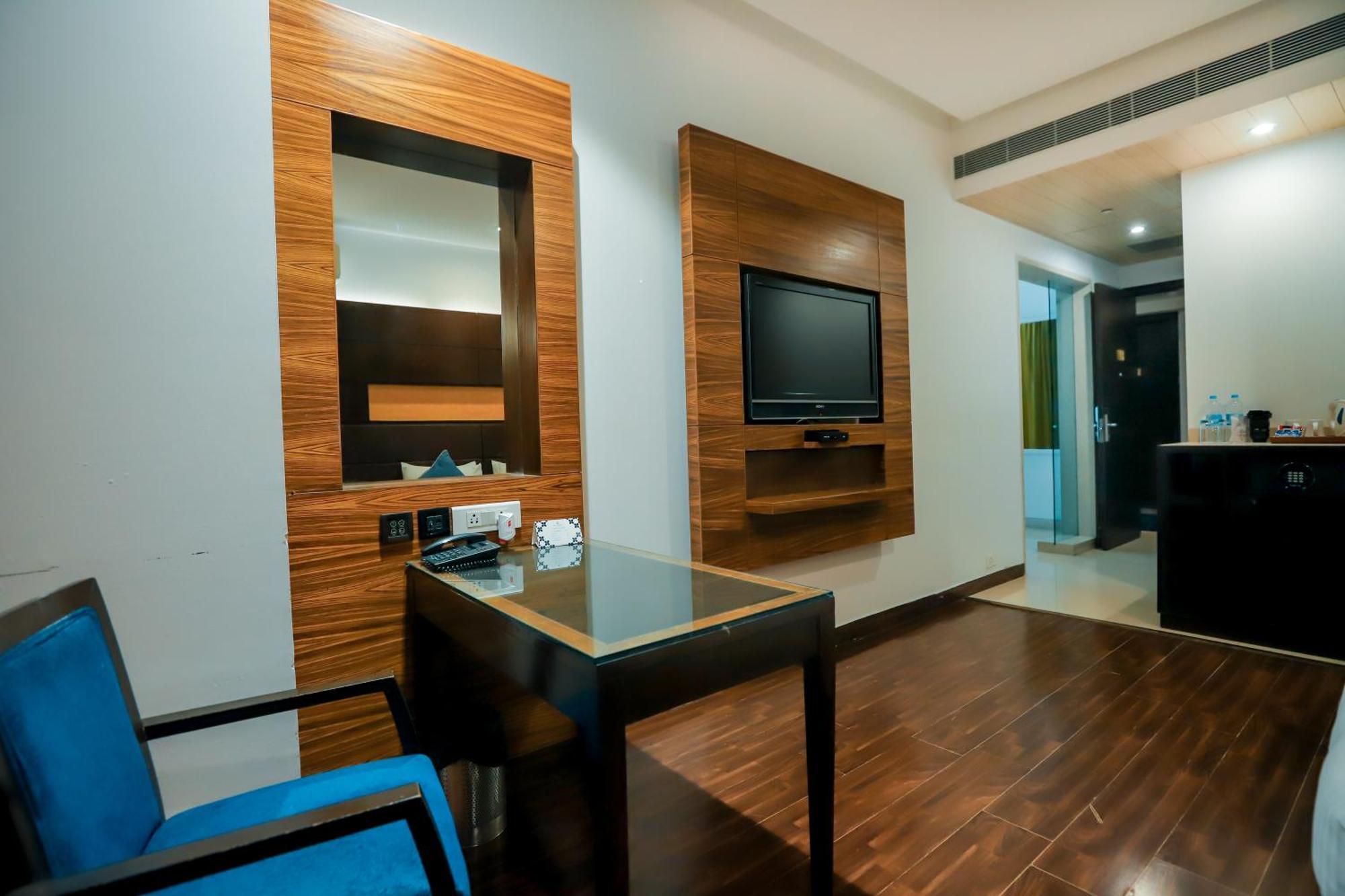 Bel-La Monde Hotel Chhattarpur South Delhi New Delhi Exterior photo